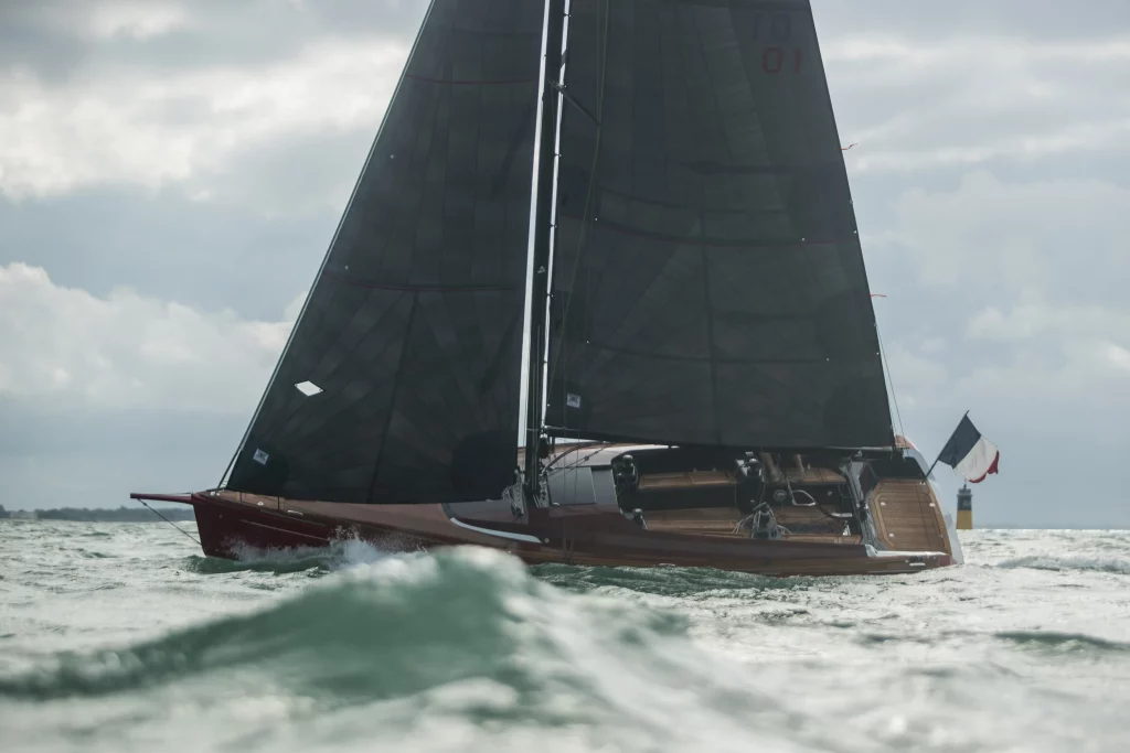 Tofinou 9.7 sous voiles - voilier dayboat Made in France